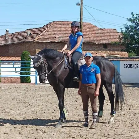 конна база ескус хорсес 3*